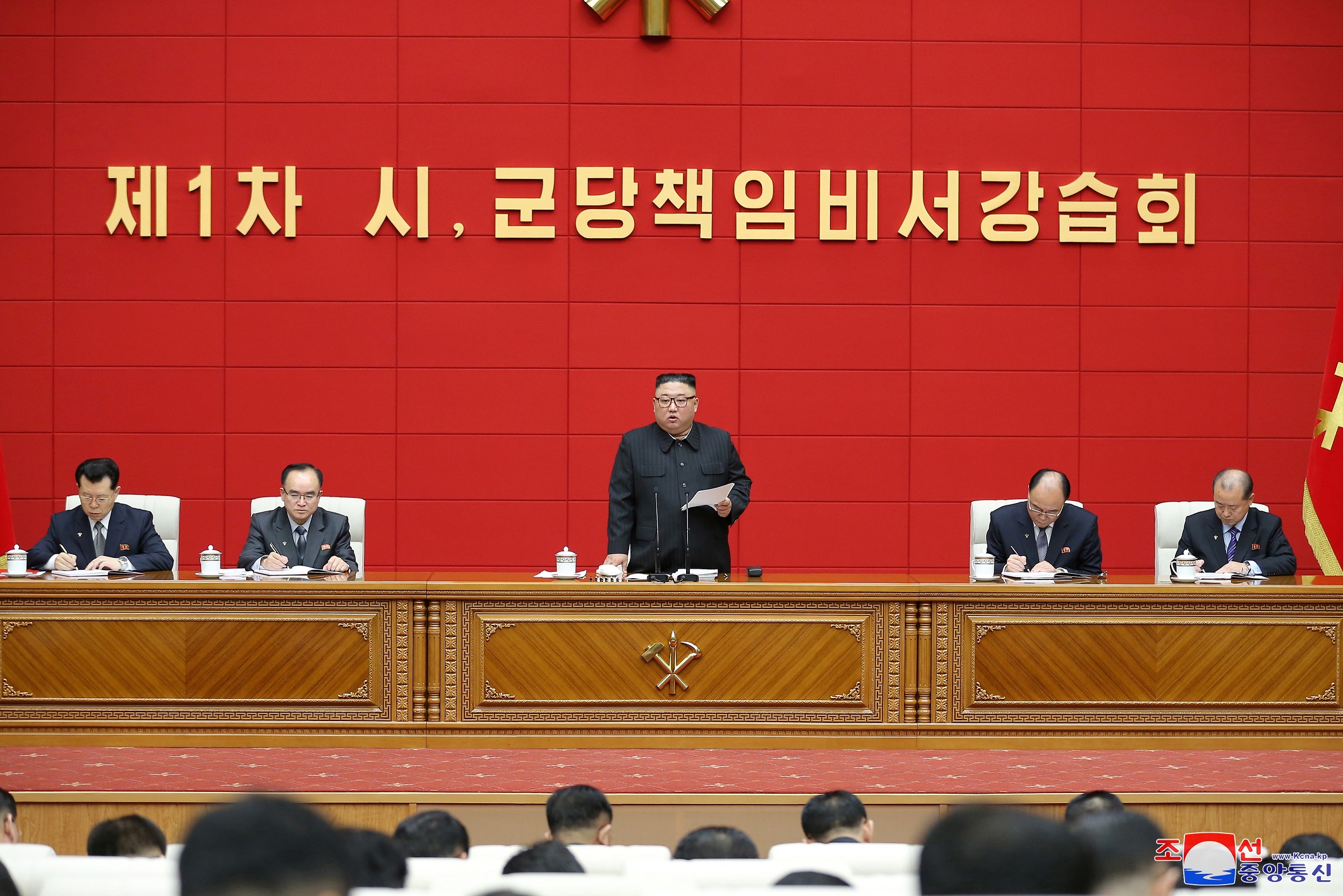De leider van Noord-Korea, Kim Jong-un, spreekt tijdens de eerste korte cursus voor hoofdsecretarissen van de stads- en provinciale partijcomités in Pyongyang, Noord-Korea